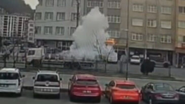 Kamyondaki T&uuml;p Patladı, Par&ccedil;aları Otob&uuml;se Saplandı
