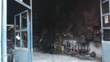 Kaporta D&uuml;kkanında Oluşan Yangın İki Ara&ccedil;ta Hasara Neden Oldu