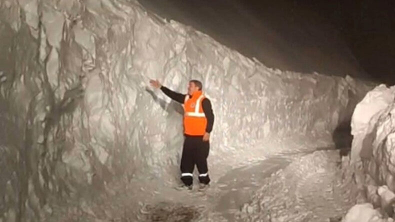 Kar Kalınlığı 3 Metreyi Aştı, Yollar Kapatıldı