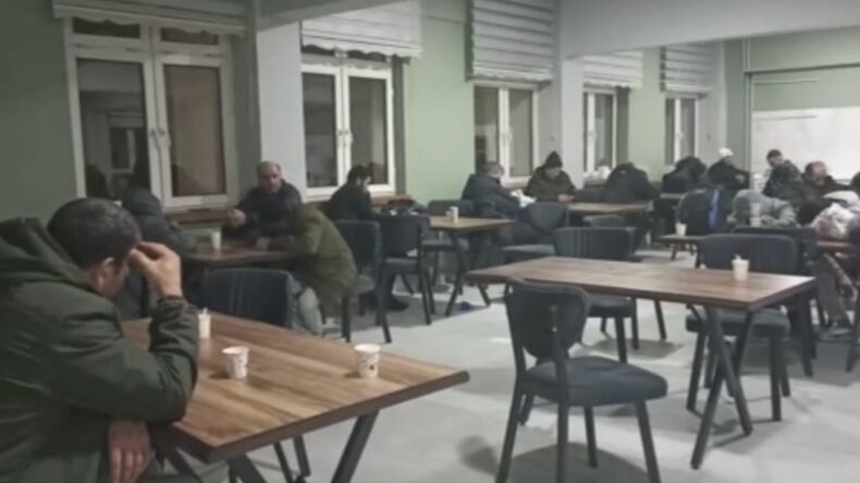 Kar ve Tipi Hayatı Fel&ccedil; Etti, 700 Kişi Mahsur Kaldı