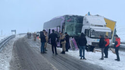 Kar Yağışı Kaza Getirdi: Yolcu Otob&uuml;s&uuml; Kamyona &Ccedil;arptı, 9 Yaralı