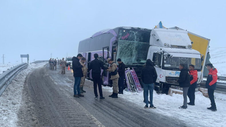 Kar Yağışı Kaza Getirdi: Yolcu Otob&uuml;s&uuml; Kamyona &Ccedil;arptı, 9 Yaralı