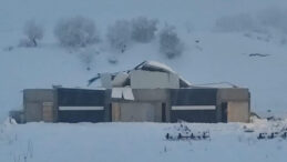 Kar Yağışı Nedeniyle 3 Ahırın &Ccedil;atısı &Ccedil;&ouml;kt&uuml;, &Ccedil;ok Sayıda Hayvan Hayatını Kaybetti