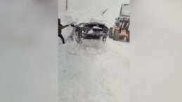 Kara Saplanan Otomobilin &Uuml;zerine &Ccedil;ığ D&uuml;şt&uuml;