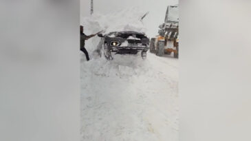 Kara Saplanan Otomobilin &Uuml;zerine &Ccedil;ığ D&uuml;şt&uuml;