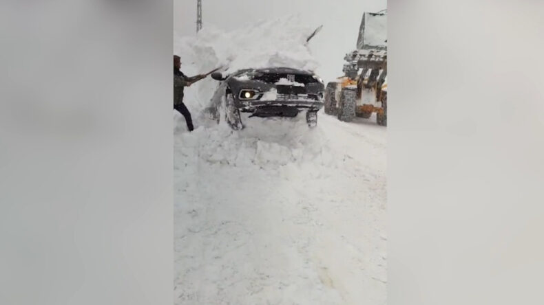 Kara Saplanan Otomobilin &Uuml;zerine &Ccedil;ığ D&uuml;şt&uuml;