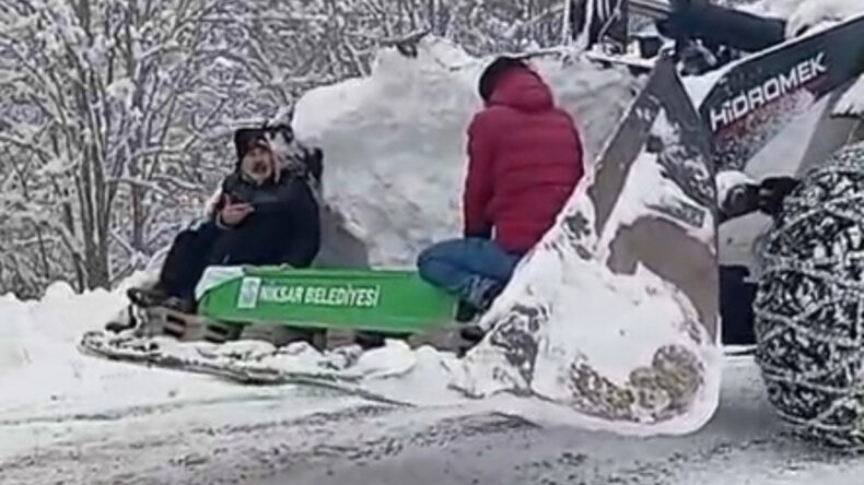 Kardan Kapanan Yolda Cenaze İş Makinesinin Kep&ccedil;esinde Taşındı