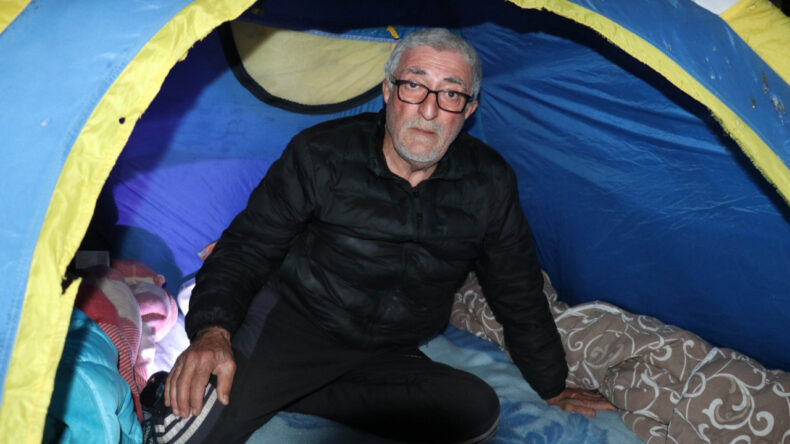 Karısı 19 Yerinden Bıçakladı: Parkta Yaşam Mücadelesi