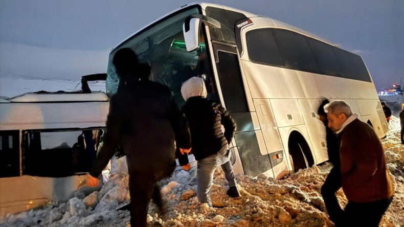 Karlı yolda feci kaza! İş&ccedil;i servisi kaza yaptı: Yaralılar var