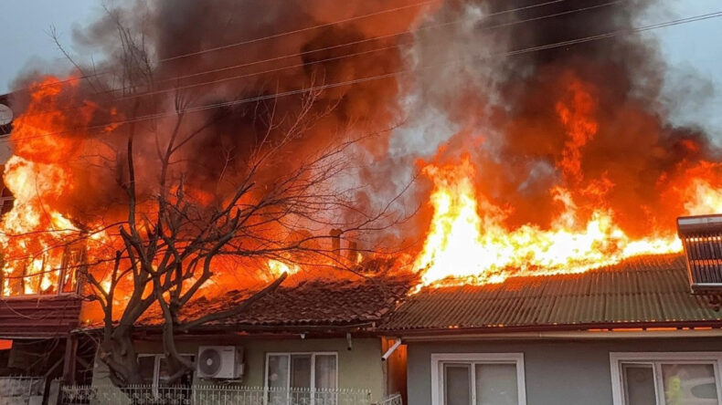 Kedilerin &Uuml;ş&uuml;memesi İ&ccedil;in Yakılan Sobanın Sebep Olduğu Yangın