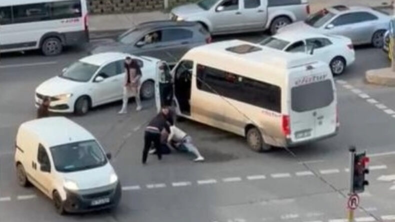 Kırmızı Işıkta Yol Verme Tartışması Kavga ile Sonu&ccedil;landı