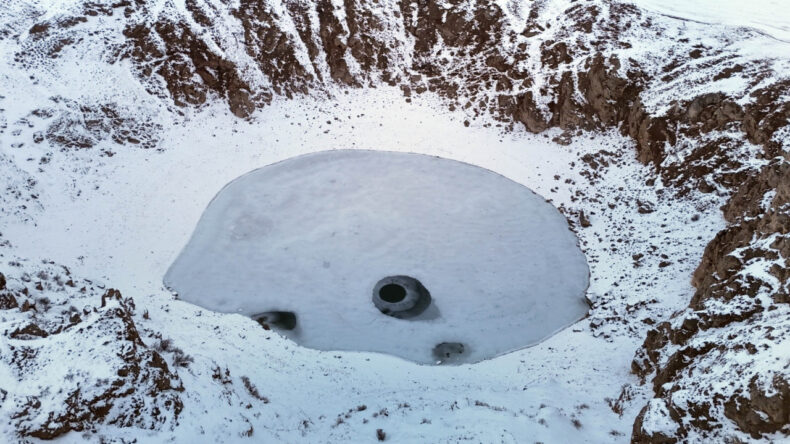 Kızılçan Gölü Donarak Kartpostallık Görüntüler Sunuyor