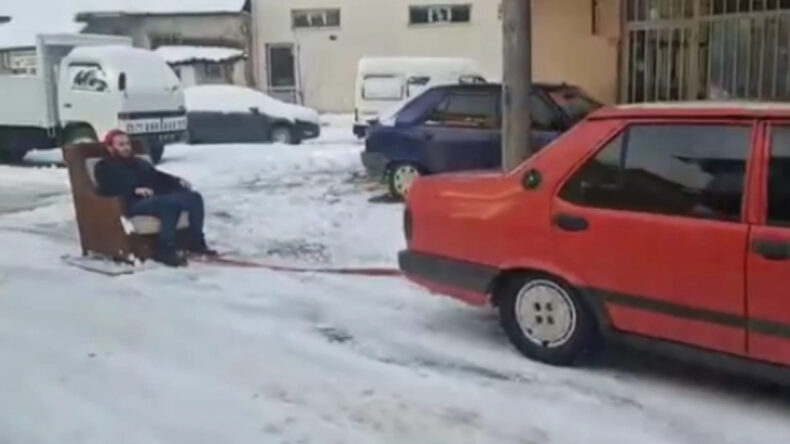 Koltuğu Otomobile Bağladı, Kayak Keyfi Yaşadı
