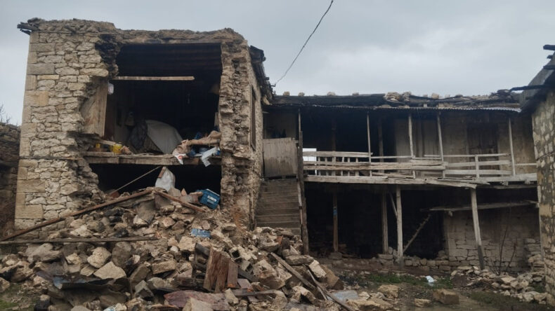 Komşusu 'adam öldü evi de yıkıldı' dedi o anda ev çöktü