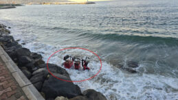 Kontrolden &Ccedil;ıkan Elektrikli Motosiklet Denize D&uuml;şt&uuml;: 2 Yaralı