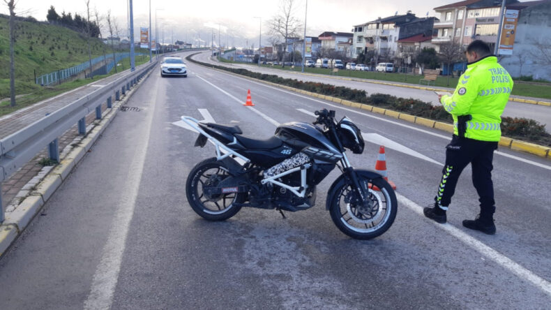 Kontrolden Ka&ccedil;maya &Ccedil;alışan Motosikletli, Polise &Ccedil;arptı