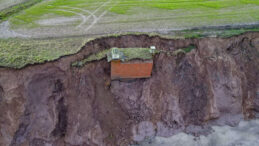 Korkutucu Manzara: N&uuml;kleer Sığınak U&ccedil;urumun Kenarında Asılı Duruyor