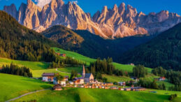 K&uuml;&ccedil;&uuml;k K&ouml;y, Turist Akınına Karşı Yolları Kapatıyor