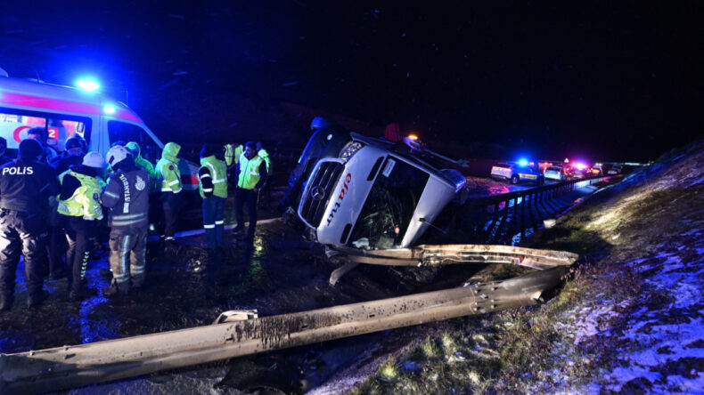 Kuzey Marmara'da Servis Minib&uuml;s&uuml; Devrildi: 11 Yaralı