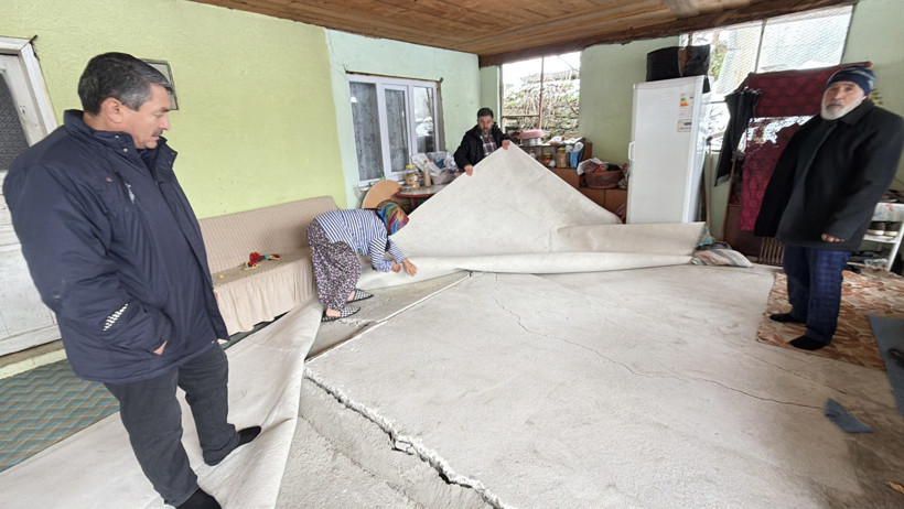 Eriyen kar suları sonucu oluşan çatlaklar