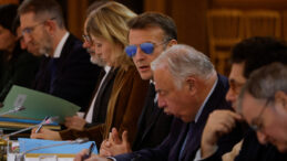 Macron, Toplantıya G&uuml;neş G&ouml;zl&uuml;ğ&uuml;yle Katıldı