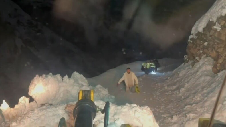 Maden Ocağında Mahsur Kalan 8 İş&ccedil;i Kurtarıldı