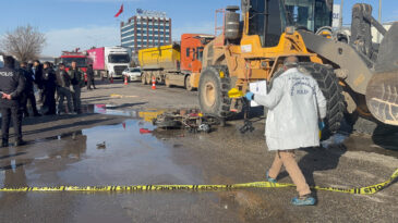 İş Makinesinin &Ccedil;arptığı Motosikletli Hayatını Kaybetti