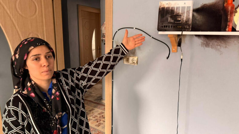 Manisa'da 3 Eve Yıldırım D&uuml;şt&uuml;