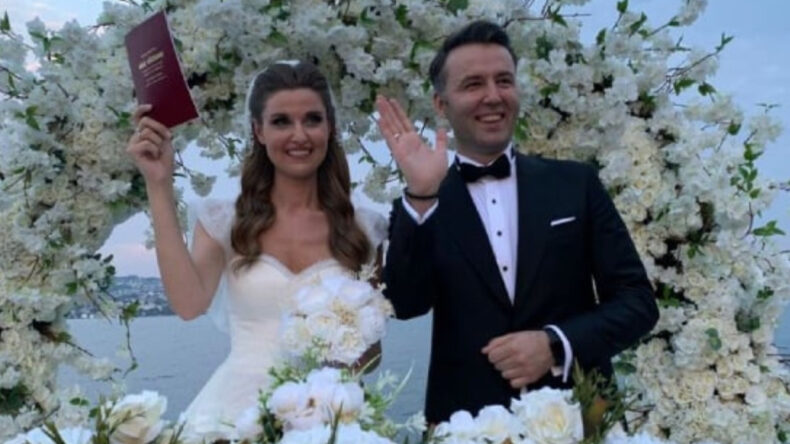 Mehmet Akif Ersoy'un Eski Eşi Pınar Erbaş İşten &Ccedil;ıkarıldı