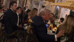 Melania Trump Sinirlendi: Oğlunu Fotoğraflayan Mankenlere Tepki G&ouml;sterdi