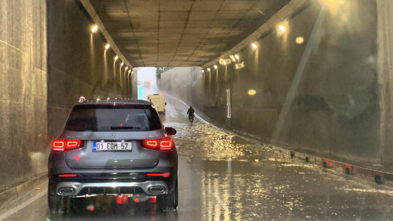 Meteoroloji Uyarısı Ger&ccedil;ek Oldu: Cadde ve Sokaklar Sular Altında, Ara&ccedil;lar Mahsur Kaldı