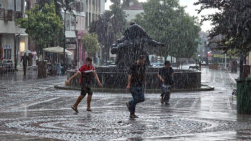 Meteoroloji'den Trakya İ&ccedil;in Kuvvetli Yağış ve Fırtına Uyarısı