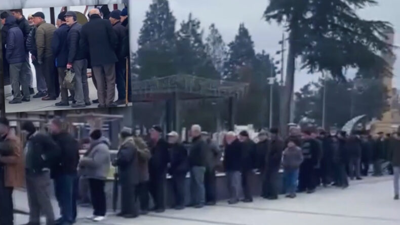 Metrelerce Kuyruk Oluştu: Bu Bekleyiş Bir Tas &Uuml;cretsiz &Ccedil;orba İ&ccedil;in