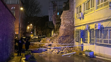 Metruk Haldeki Bina Yola Devrildi