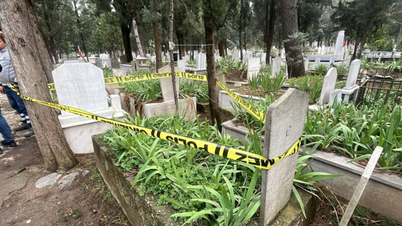 Mezarlıkta Poşette Gizlenmiş Cenin Bulundu