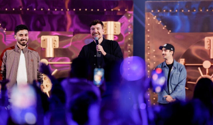 MrBeast'in Vazge&ccedil;ilmez Eşyası Dikkat &Ccedil;ekiyor: G&uuml;nde &Uuml;&ccedil; Farklı Model Kullanıyor