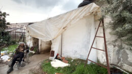 Muşambanın İ&ccedil;inde Yaşıyordu, Hastaneye Kaldırıldı