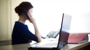 Ofise gitmek mi, yarı maaşa evden &ccedil;alışmak mı? Ankette &ccedil;arpıcı sonu&ccedil;lar