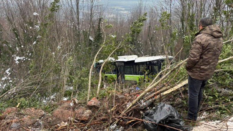 Otob&uuml;s Şarampole Devrildi: 39 Kişi Yaralandı