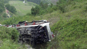 Otob&uuml;s Vadiye U&ccedil;tu: 14 Kişi Hayatını Kaybetti