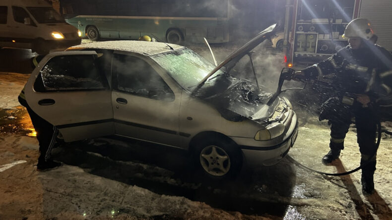 Otomobil &Ccedil;alıştırıldığı Sırada Alev Aldı