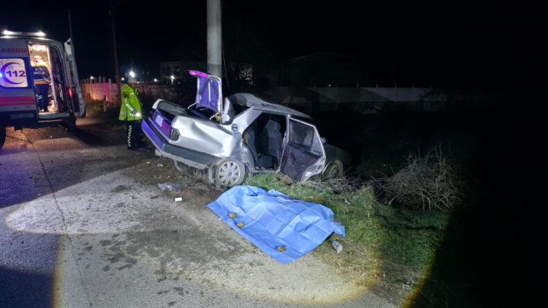 Otomobil Direğe &Ccedil;arptı: &Ouml;l&uuml; ve Yaralılar Var