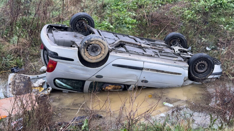 Otomobil Su Kanalına Uçtu, Sürücü Kurtuldu