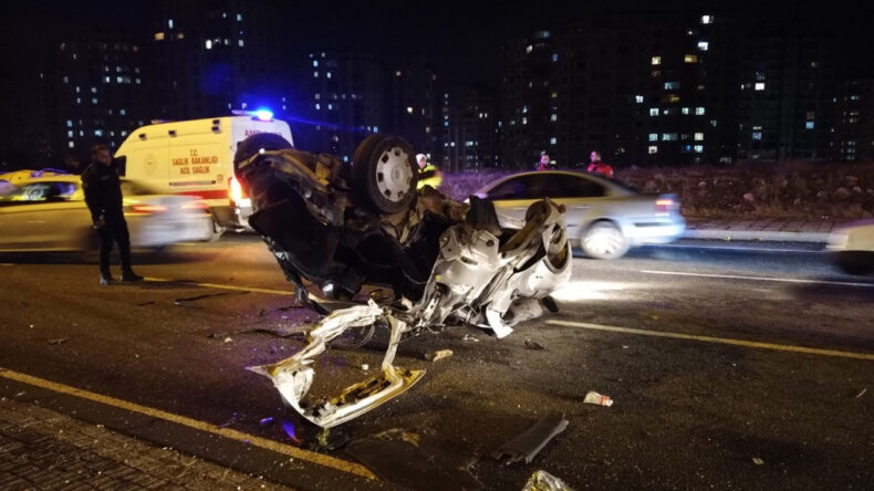 Otomobil Takla Attı, Taksiyle &Ccedil;arpışma Sonucu 3 Kişi Yaralandı