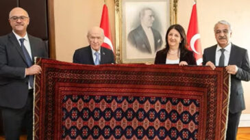 &Ouml;calan'ın Devlet Bah&ccedil;eli'ye Hediye Ettiği Kilimin G&ouml;r&uuml;nt&uuml;leri Ortaya &Ccedil;ıktı!