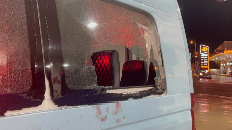 &Ouml;fke N&ouml;beti Ge&ccedil;iren Şahıs, Cama Kafa Attı