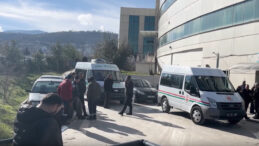 &Ouml;ğrenci servisi, otomobille &ccedil;arpıştı: &Ouml;l&uuml; ve yaralılar var