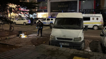 &Ouml;nce Kıyafetlerine Laf Etti, Sonra 3 Kardeşi Bı&ccedil;akladı