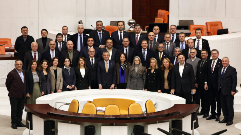 &Ouml;zg&uuml;r &Ouml;zel: Dağ Fare Doğurdu