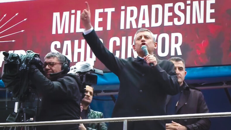 &Ouml;zg&uuml;r &Ouml;zel Sloganları G&ouml;sterdi, Erdoğan'a Seslendi: Sebebi Ben Değilim